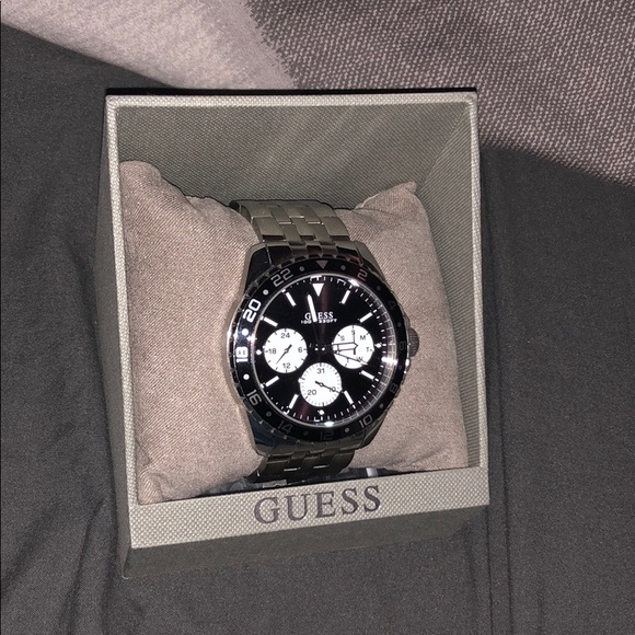 Brand new Guess watch - Picture 2 of 3